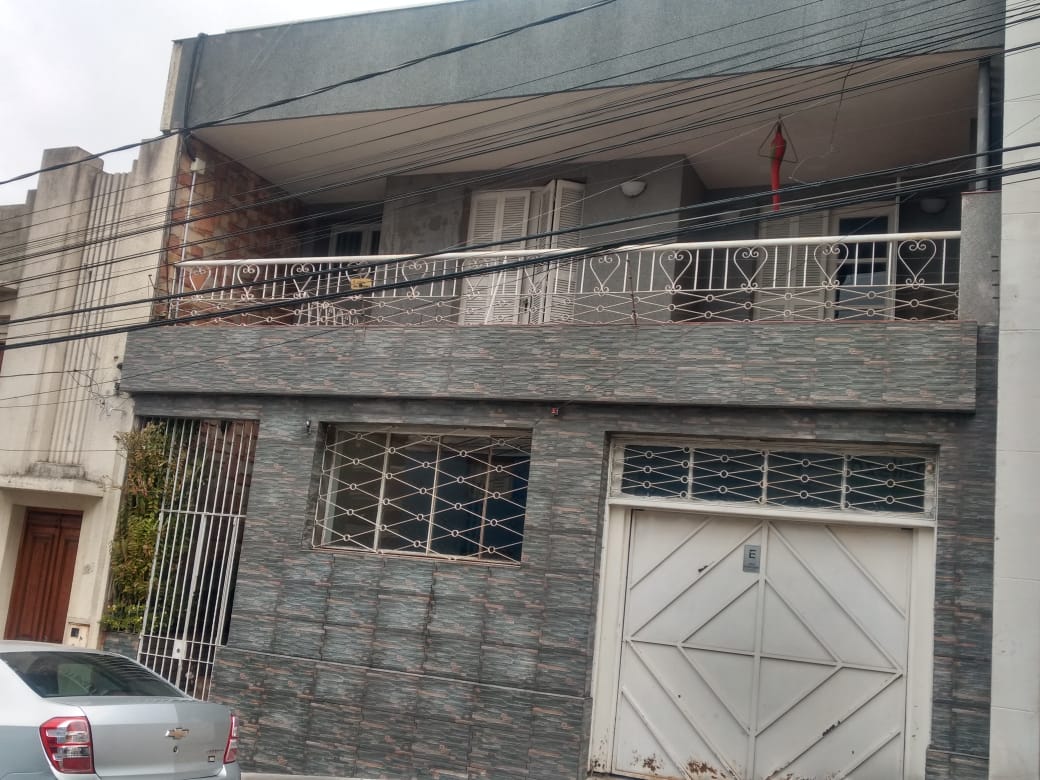 Ampla Casa Central com Sala Comercial